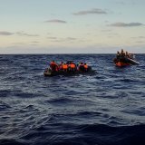Des secouristes de l'ONG espagnole Open Arms portent secours à des migrants en Méditerrannée en septembre 2022 (image d'illustration).